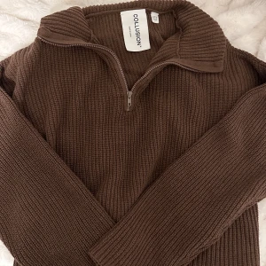 Stickad  - En superskön stickad tröja från asos, använd men i väldigt bra skick! I storlek 38 men passar också 36💕