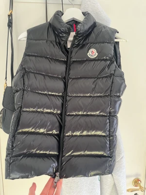 Moncler väst - INTRESSEKOLL på min fina moncler väst som köptes för drygt ett år sen och har använts två gånger den är från mytheresa och köptes för 4500 kr den är som nu!❤️