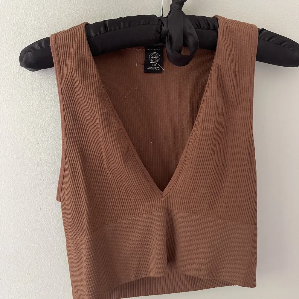 Säljer denna supersnygga brun topp från urban outfitters ☺️ sparsamt använd i stl S . Toppar.