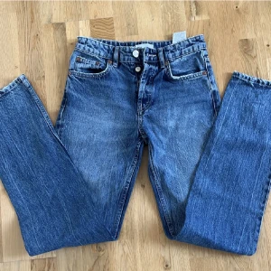 Jeans - Mörkblåa jeans från zara! Storlek 34. Lite slitna längst ner(bild 3)!