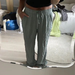 Byxor - Säljer dessa supersköna tunna byxor från zara i en jättefin blå/grön färg ☺️ stl  S