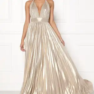 Super fin guldig klänning som endast är använd en gång, alltså i nyskick, pris kan diskuteras💞köparen står för frakten 