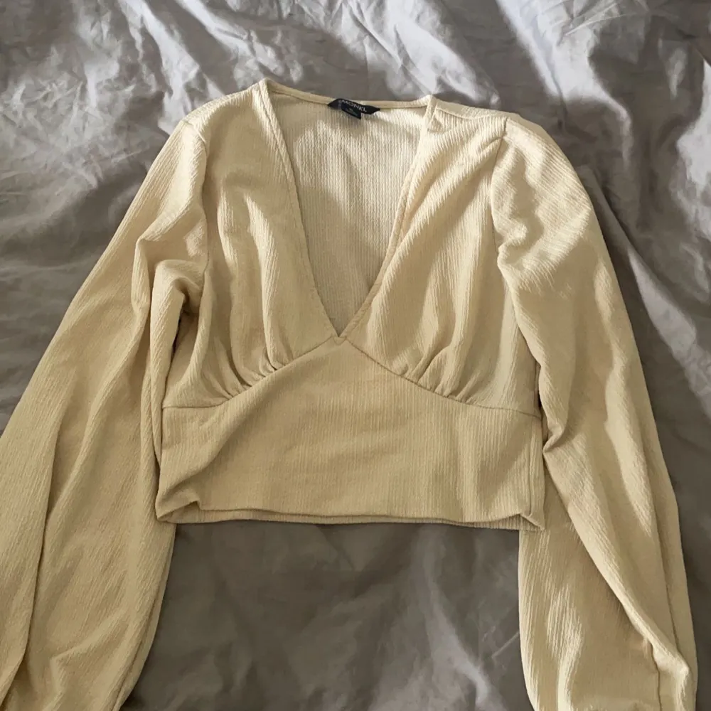 en superfin beige blus från monki💕. Blusar.