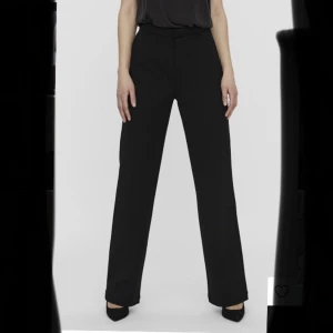 Kostymbyxor - Kostymbyxor från vero moda. Har använts fåtal gånger och är som nya 🤩 skriv gärna för frågor 💕Nypris: 400kr