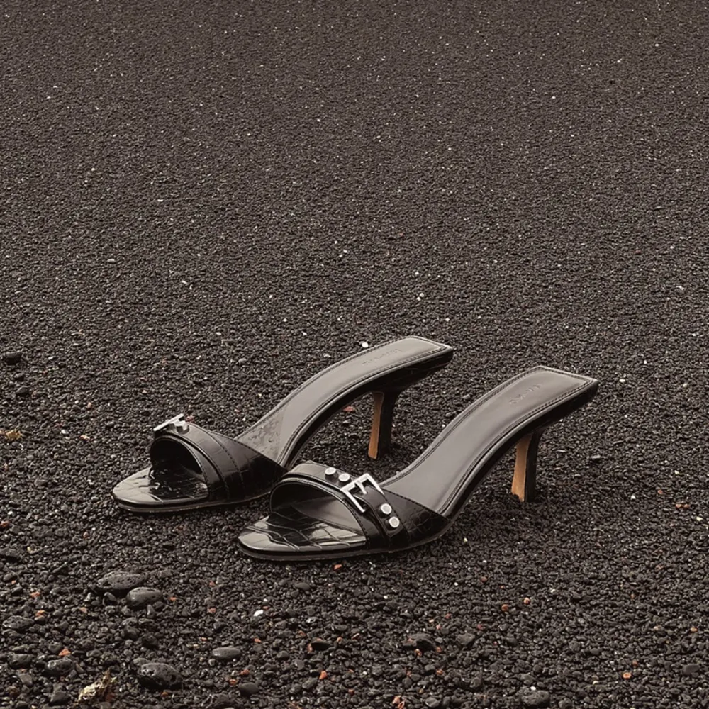 Helt oanvĂ€nda mules med metalldetaljerđ€Skorna Ă€r frĂ„n NA-KD i storlek 40. SlutsĂ„lda pĂ„ hemsidan i alla storlekar. Nypris 499kr. . KengĂ€t.