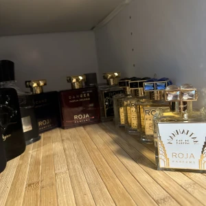 Parfymer / Nisch Parfymer - Jag säljer samples/dekanter i mängderna: 2ml/5ml/10ml.  Nischparfymer är inte bara dyra, utan kan vara väldigt udda och unika. Därför tar jag från min samling och tappar upp i mindre flaskor/dekanter, så man enkelt kan testa! Lista på allt i kommentarerna