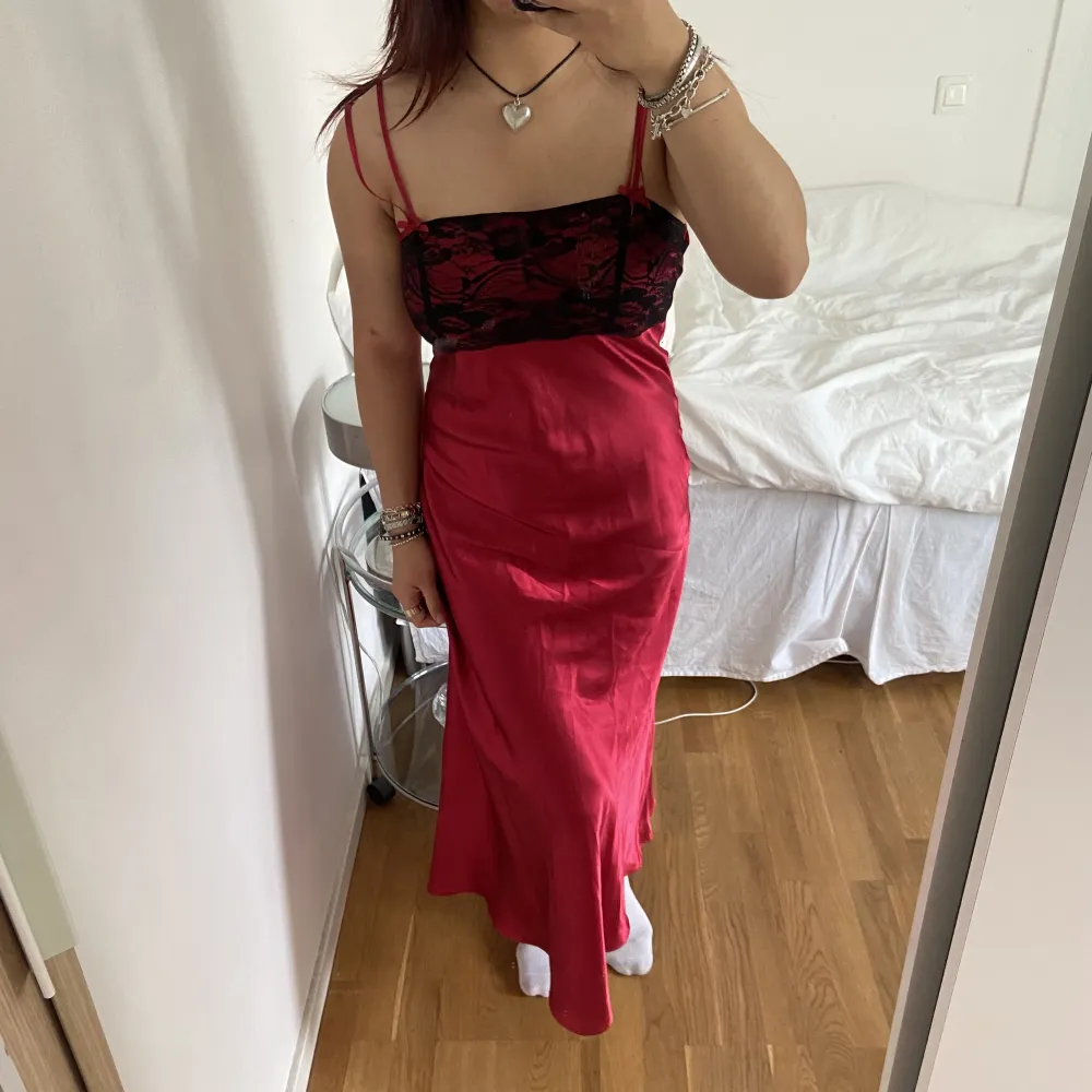 Röd klänning i satin❤️🖤❤️🖤 jag är 163cm lång och den går till mina anklar!!!. Klänningar.