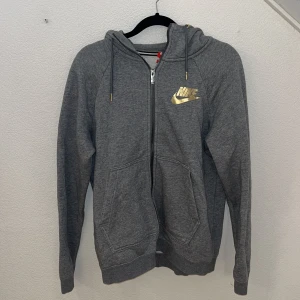 Nike tröja  - Grå och guldig Nike tröja. Jätte sjön och varm. Storlek M