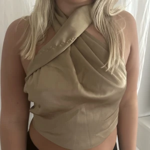 Topp - Snygg topp från NA-KD, kan användas festligt eller allmänt!❣️