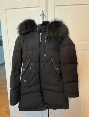 Cedrico monet jacka - Cedrico monet vinterjacka använd en vinter. Normal i storleken, bra skick inga slitningar. Inköpt för 7 999kr