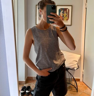 Ull väst / linne från Zara - Supersnygg väst / linne från Zara perfekt till hösten! Snygg med en t shirt under också! 