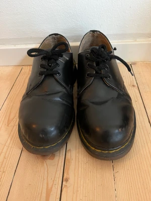 Dr martens med stålhätta - Fina Dr Martens med stålhätta, made in england.