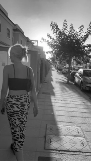 Långkjol  - En lång fin sommar kjol i storlek 34 från top shop. Bra skick endast använd få gånger. Pris 100 kr + frakt eller mötas upp i Stockholm området. Pris på kjolen kan diskuteras.