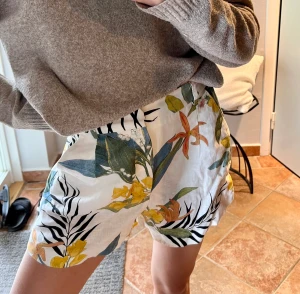 Linneshorts från Zara  - Linneshorts från Zara, använda en gång så som nya!✨🌱