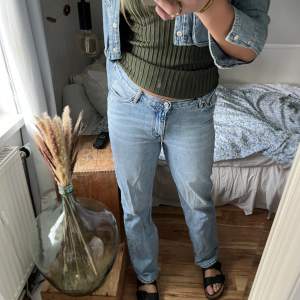 Jeans i ljus tvätt från Gina Tricot💙 storlek 40 som är i perfekt längd för mig 1,76🙏  Använda men gott skick  