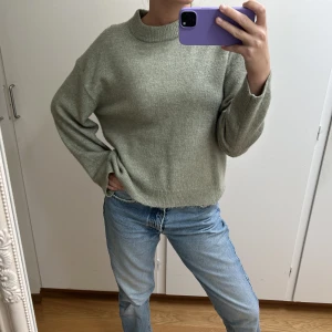 Stickad tröja  - Säljer en grön stickad tröja från H&M i storlek S. Fint skick. Skriv vid frågor eller fler bilder 
