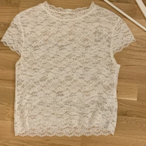 White shirt - Its in good condition, see-through Write to me before buying Skriv till mig inann du köper!