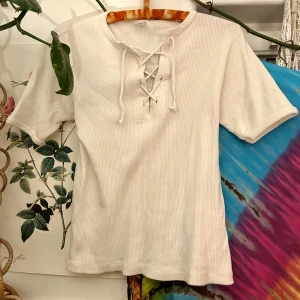 Riktig 70-tal t-shirt  - Riktigt gammal 70-tals t-shirt i det typiska snörningen för 70-talet :) 