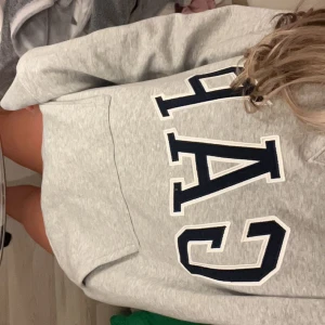 Hoodie  - Säljer denna hoodien nu för den inte kom till användning, endast använd va 3 ggr💕 det är barn storlek men passar mig som har S vanligtvis. Passar säkert xs och m oxå.