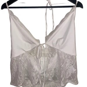 Y2K halterneck top✨ - Jättesöt Y2K inspirerad top i spets.👚 Knappast använd. 🌸 Storlek L, men lite stor i storleken✨ Toppen har halterneck band som man knyter med 😍