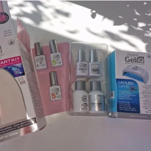 Nagelkit - Oanvänt och oöppnat, ingår 2 cleanser, base coat, top coat, 3 valfria färger, uv lampa, nagelfil samt manikyrpinne. Säljes då jag har 4st🥰