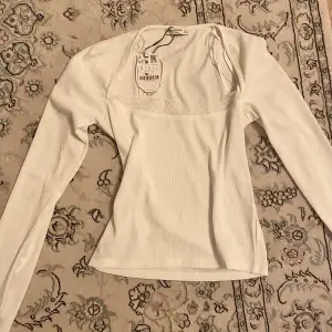 Snygg stradivarius tröja,helt oanvänd me lappen kvar Köpt för ca 160 kr ,säljer för 80💕 skickar direkt vid köp