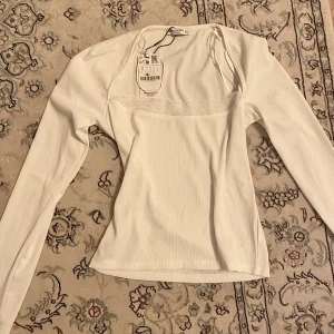 Snygg o billig!! - Snygg stradivarius tröja,helt oanvänd me lappen kvar Köpt för ca 160 kr ,säljer för 80💕 skickar direkt vid köp