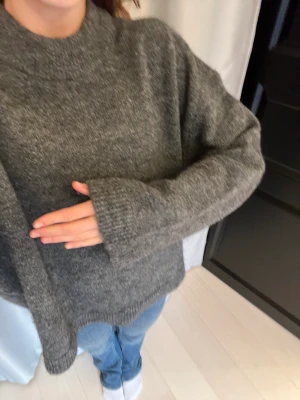 Stickad tröja - Grå stickad tröja från Gina tricot!🖤Andvänd Max 2 gånger. Ordinarie pris är 400!👍🏻 kan även sänka priset!