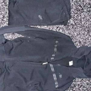 Nike Tech Fleece Tracksuit - Väldigt bra skick, byxorna aldrig använda men tröjan e använd ett par gånger men är inget fel på den