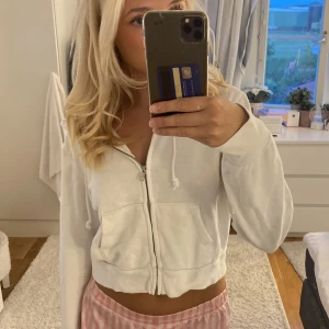 Brandy Melville hoodie - Jättesöt zip up hoodie från brandy Melville som inte kommer till användning, jättefint skick💗