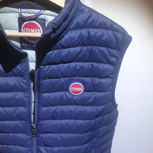 Colmar väst mörkblå - Tja! Säljer nu denna feta colmar västen perfekt till hösten. Använd ett par gånger men är nästan i nyskick. Hör av dig för minsta fundering!😄