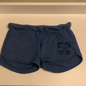 Ett par blå mjukis shorts Bra skick 