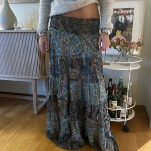 Långkjol  - Säljer denna sjukt snygga långkjol som är Lågmidjad! Passar från xs-L