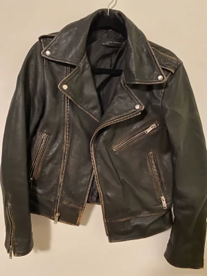Zara skinnjacka - M men är mer som en S. Äkta skinn i en sliten modell. 