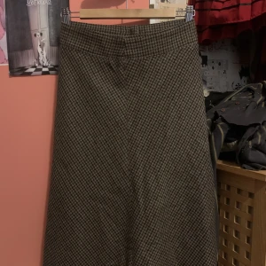 Lång kjol - En lång fin kjol lite stickig men om man klär sig rätt är den jättefin