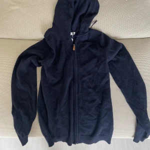 Kashmir tröja med luva  - Helt ny aldrig använd, superskurken material 