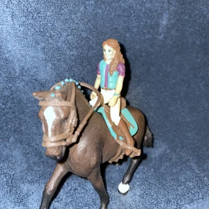 Schleich - Oanvändt schleich. Ryttare, hingst häst, sadel och träns. (Inriktning dressyr)