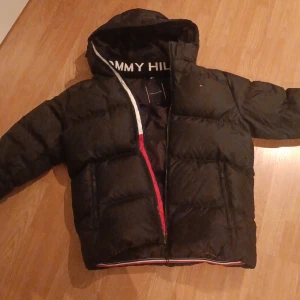 Tommy hilfiger jacks - Tommy hilfiger jacka i ny skick. köpt för några år sedan men blev aldrig använd pga att jag fick en annan jacka Ny pris ca. 2500