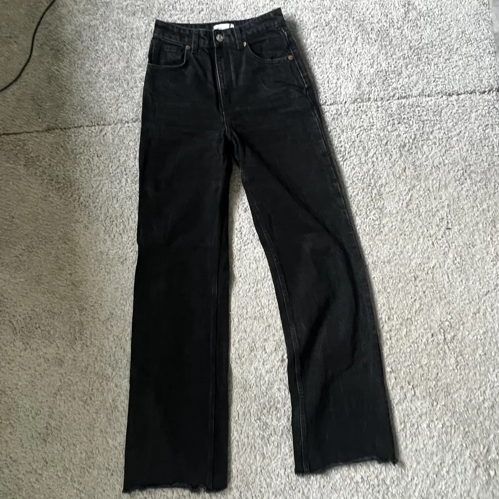 Högmidjade jeans från Zara i storlek 36. Har använt fåtal gånger, säljer då jag inte bär högmidjat längre och får ej på mig dom💕 (Svarta men har samma passform som de på andra bilden). Jeans & Byxor.