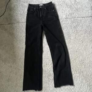 Högmidjade jeans från Zara i storlek 36. Har använt fåtal gånger, säljer då jag inte bär högmidjat längre och får ej på mig dom💕 (Svarta men har samma passform som de på andra bilden)