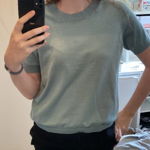Kortärmad tröja  - Kortärmad tröja från lindex. Inga defekter. Skriv gärna i dm för frågor och bilder 💕