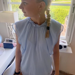 Zara blus  - Säljer denna super fina zara blusen. Nyskick då ja köpte den i venedig i sommras. Hör av er om ni är intresserade💕