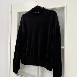 Sammetströja från Cubus - Säljer min mysiga svarta sammetströja från Cubus i storlek XS🖤Köp nu och få gratis frakt! Pris kan diskuteras. Alla kläder kommer självklart tvättas en extra gång innan leverans📦