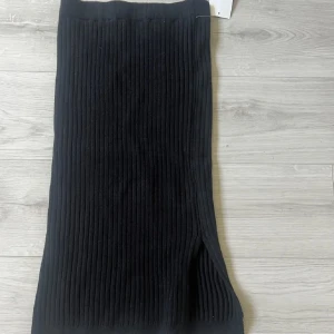Stickad kjol - Superfin stickad kjol med slits, prislapp kvar!!