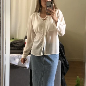 Vit blus - SUPER FIN vit blus med kristaller✨ bra skick🤍