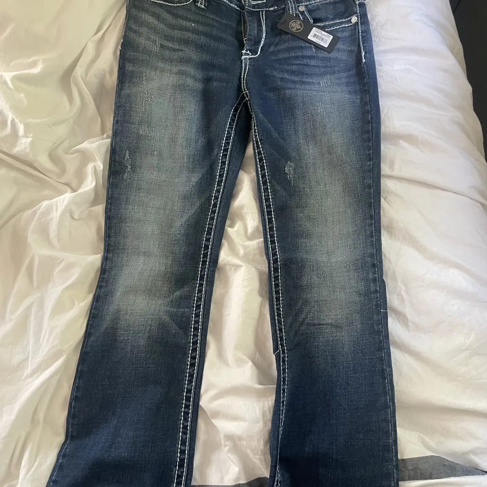 Säljer dessa super snygga jeans helt nya men passade inte riktigt mig ny pris 1250kr mitt pris 500+frakt  väldigt töjbara så passar nån som har 27-30 skulle jag tro lågmidjade. Jeans & Byxor.