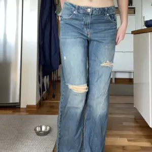 Lågmidjade jeans i strl 36, vintage färg med slitningar, fint skick