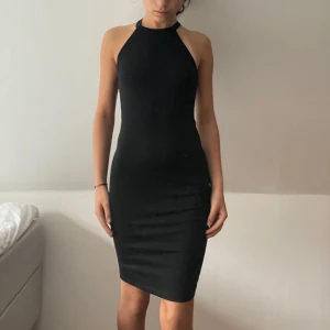 Klänning  - Svart klänning i skönt tyg! I gott skick. 