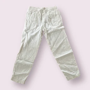 Linnebyxor - Linnebyxor från mango. Säljer då dom inte används längre. Skick 8,5! Storlek 38 = S. Nypris 599kr