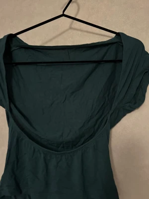 grön topp med öppen rygg - Storlek S, 60kr